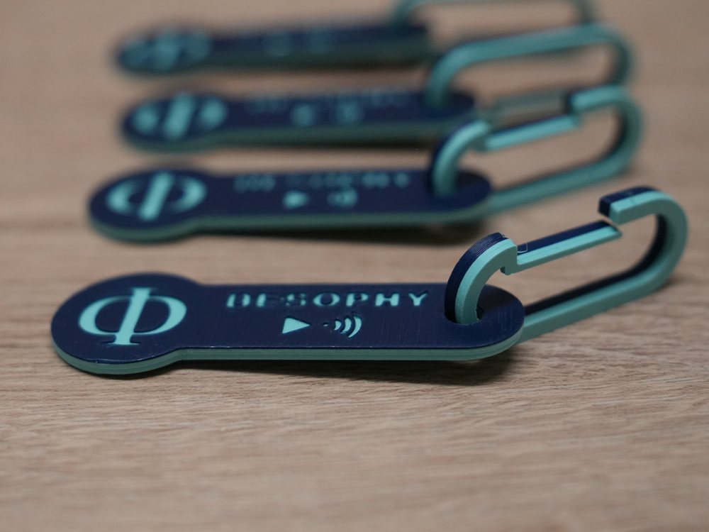 Zweifarbige Einkaufswagenchips mit Logo, NFC-Symbol und Karabiner-Clip