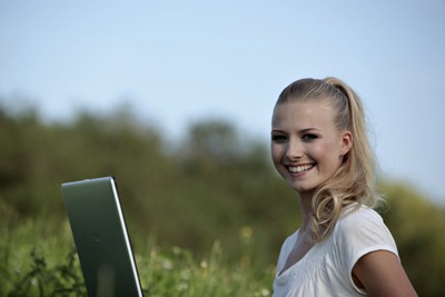 Sophie, Physikerin und Inhaberin von Sophwerk, mit Laptop im Grünen